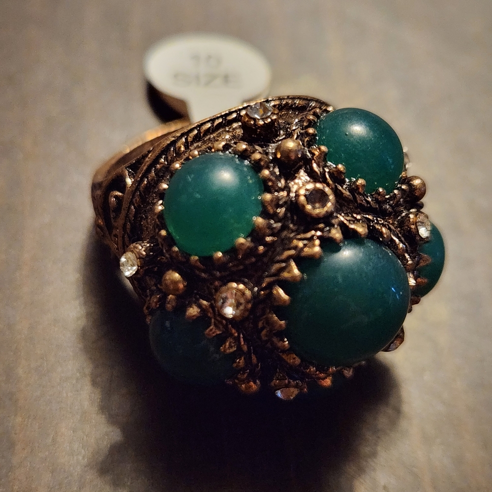Vintage Costume Fashion Jewelry Green Cabochon Cluster Ring - Gold Tone
